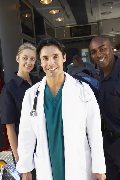 Γιατρός Και Παραϊατρικό Στέκεται Μπροστά Από Ένα Ασθενοφόρο — Φωτογραφία Αρχείου