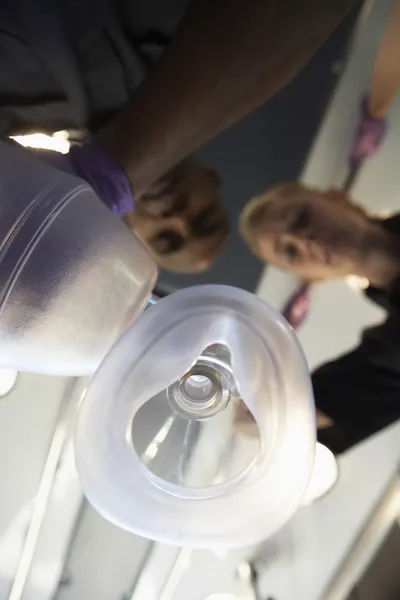 Prospettiva personale dei paramedici che somministrano ossigeno — Foto Stock