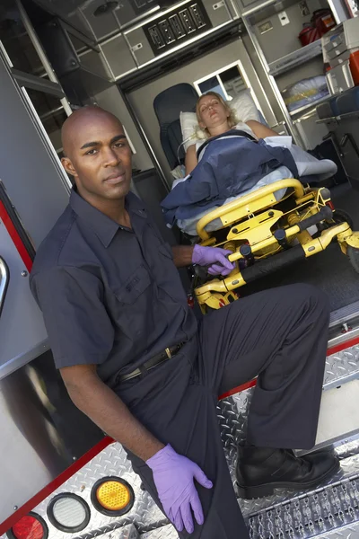 Manliga sjukvårdare förbereder sig för att lasta patient från ambulans — Stockfoto