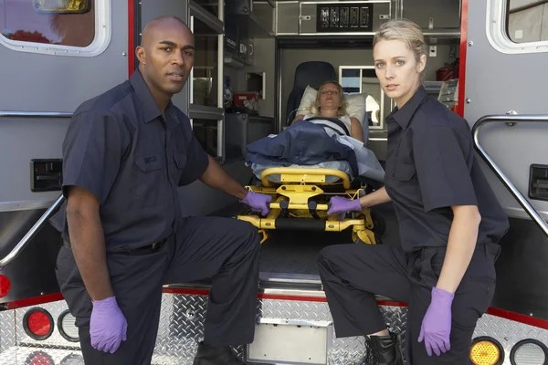 I paramedici si preparano a scaricare il paziente dall'ambulanza — Foto Stock