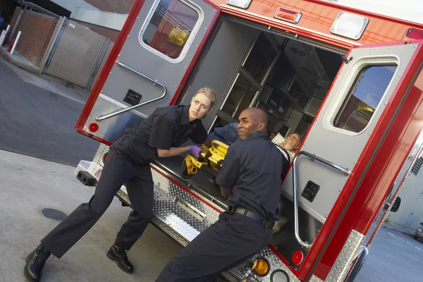 Sanitäter bereiten sich darauf vor, Patient aus Krankenwagen zu befreien — Stockfoto