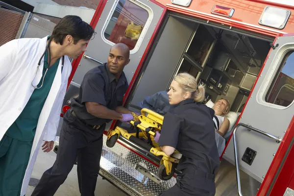 Paramedici Arts Lossen Patiënt Van Ambulance — Stockfoto