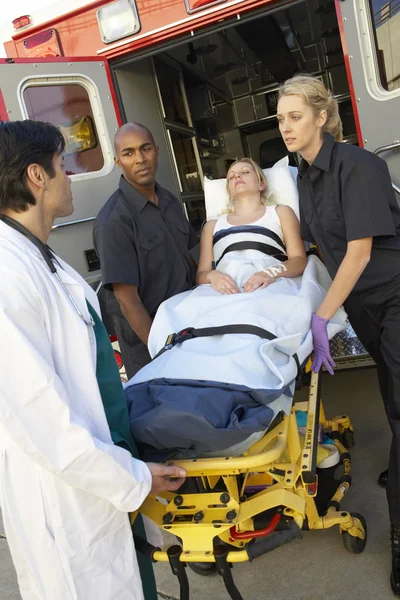 Paramedici Medico Che Scaricano Paziente Dall Ambulanza — Foto Stock