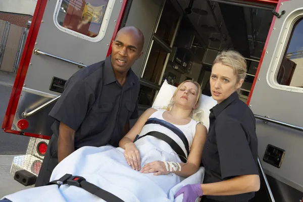 Paramédicos Descarregam Paciente Ambulância — Fotografia de Stock