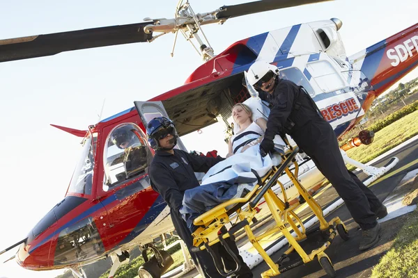 Παραϊατρικό Εκφόρτωση Του Ασθενή Από Νοσοκομειακό Ελικόπτερο Του Στρατού — Φωτογραφία Αρχείου