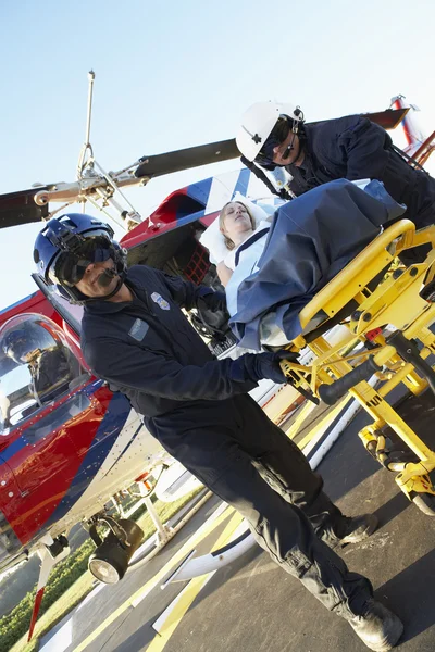 I paramedici scaricano il paziente da Medevac — Foto Stock