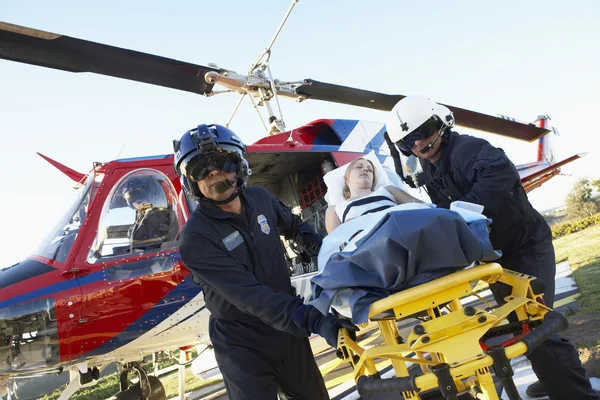 Ambulanspersonal Lossning Patient Från Medevac — Stockfoto