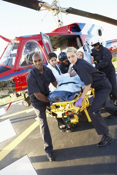 I paramedici scaricano il paziente da Medevac — Foto Stock
