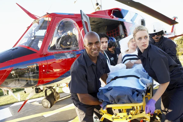 Παραϊατρικό Εκφόρτωση Του Ασθενή Από Νοσοκομειακό Ελικόπτερο Του Στρατού — Φωτογραφία Αρχείου