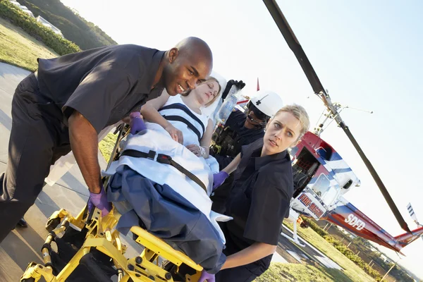 Παραϊατρικό εκφόρτωση του ασθενή από το νοσοκομειακό ελικόπτερο του στρατού — Φωτογραφία Αρχείου