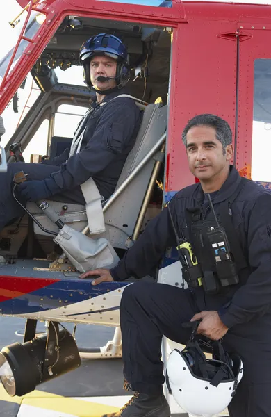 パイロットとメデバックによって救急救命士の肖像画 — ストック写真