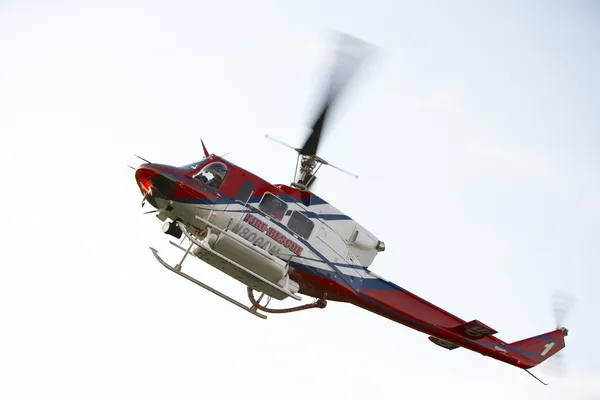 Alacsony, szög, kilátás a medevac helikopter repülés — Stock Fotó