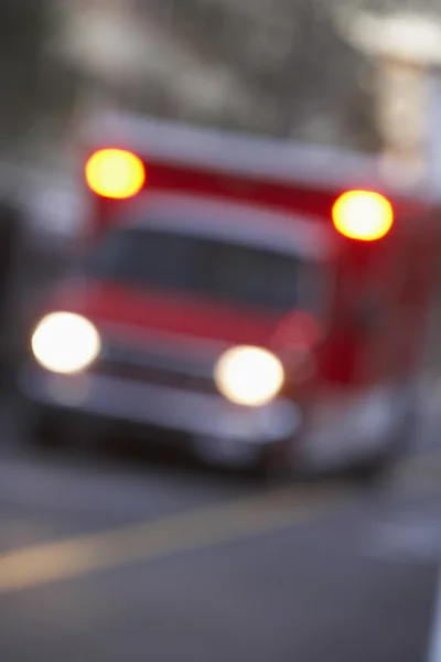 Rozostření Záběr Ambulance Ulici Městě — Stock fotografie