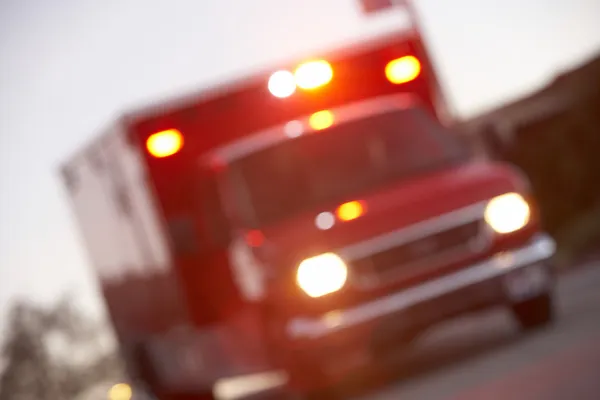 Intreepupil schot van ambulance op een stad straat — Stockfoto