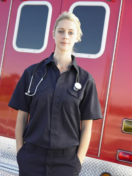 Porträtt Sjukvårdare Framför Ambulans — Stockfoto