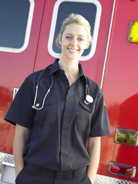 Retrato de paramédico frente a ambulancia —  Fotos de Stock
