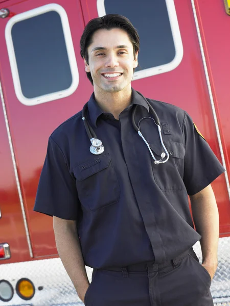 Retrato Paramédico Frente Ambulancia —  Fotos de Stock