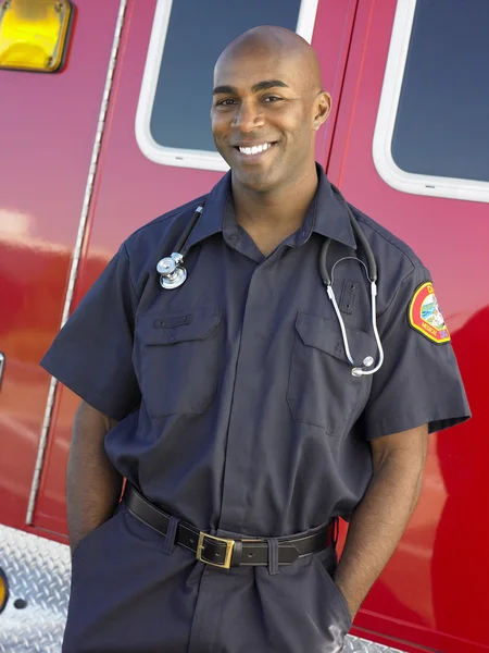 Porträtt av sjukvårdare framför ambulans — Stockfoto