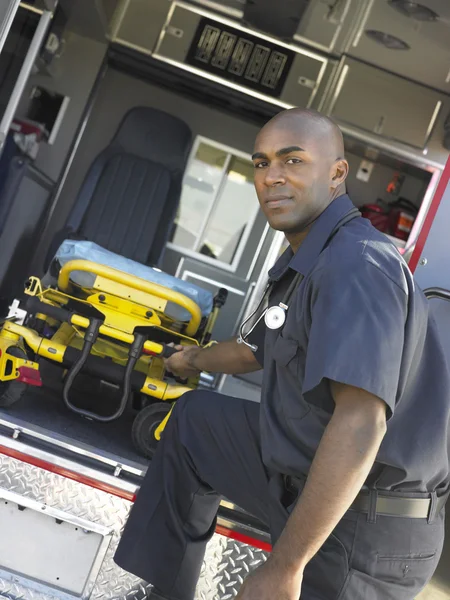 Paramedicus Verwijderen Lege Gurney Van Ambulance — Stockfoto