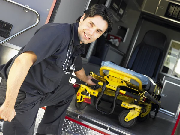 Sanitäter entfernen leere Gurte aus Krankenwagen — Stockfoto