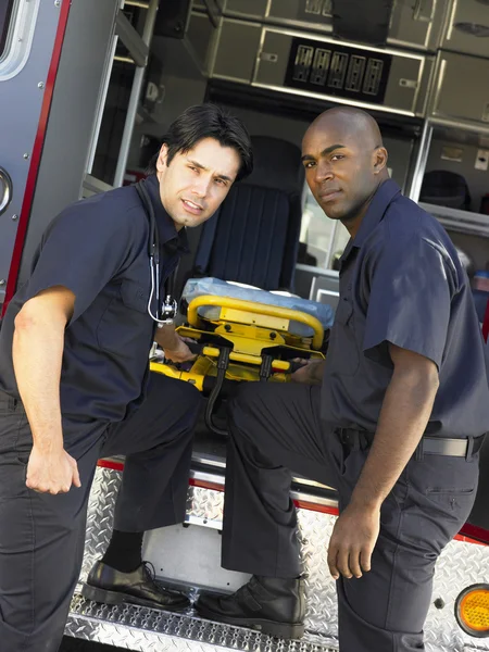 Dois Paramédicos Alegremente Removendo Maca Vazia Ambulância — Fotografia de Stock