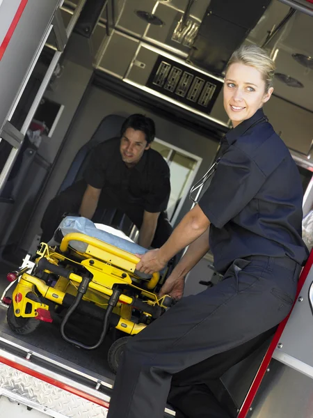 Dois Paramédicos Alegremente Removendo Maca Vazia Ambulância — Fotografia de Stock