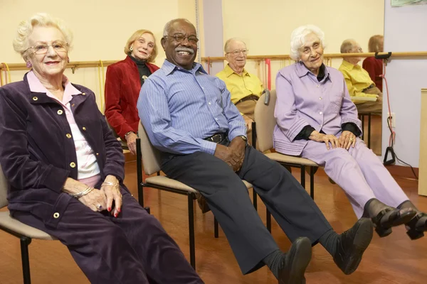 Adulti anziani in una classe di stretching — Foto Stock