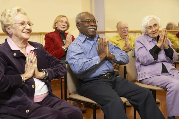Adulti Anziani Una Classe Stretching — Foto Stock