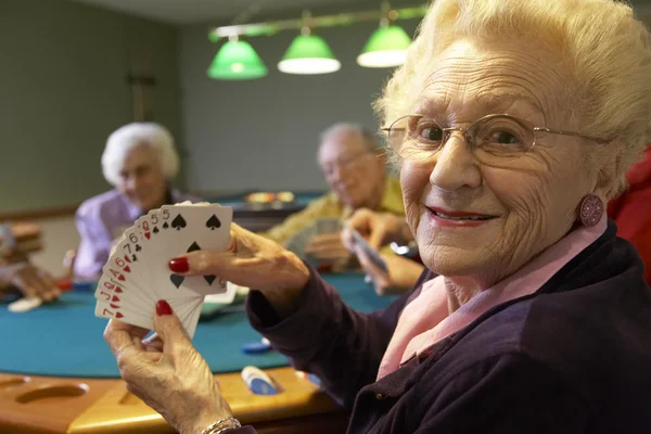 Senior volwassenen spelen brug — Stockfoto