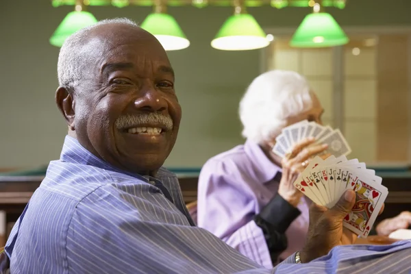 Senior Mann Spielt Brücke — Stockfoto