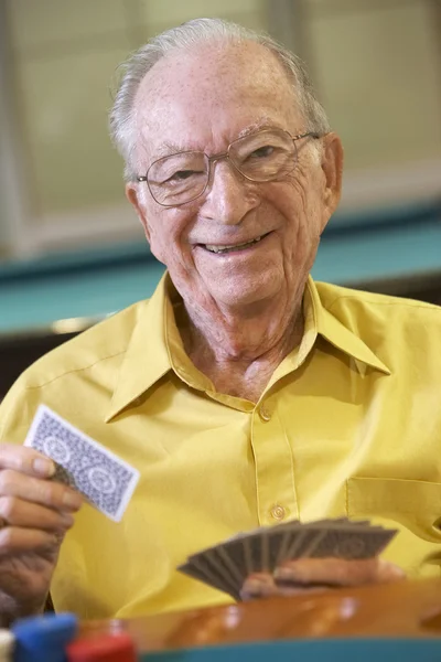Hombre mayor jugando bridge — Foto de Stock