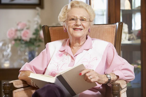 Libro lettura donna anziana — Foto Stock