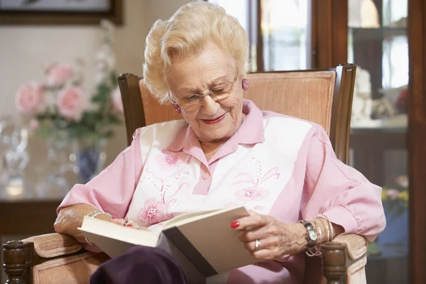 Senioren lezen boek — Stockfoto