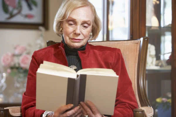 Senior femme lecture livre — Photo