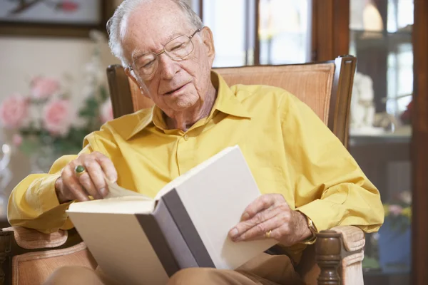 Älterer Mann Liest Buch — Stockfoto