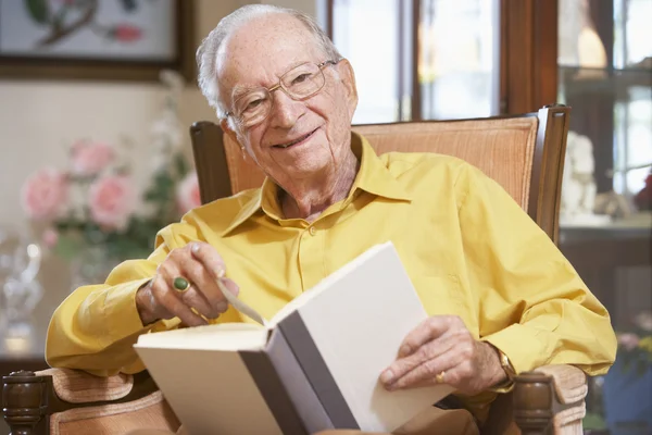 Senior Man Leesboek — Stockfoto