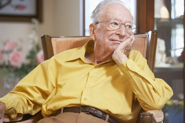 Senior Man Ontspannen Leunstoel — Stockfoto