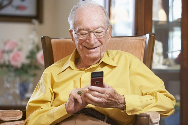 Hombre mayor mensajería de texto —  Fotos de Stock