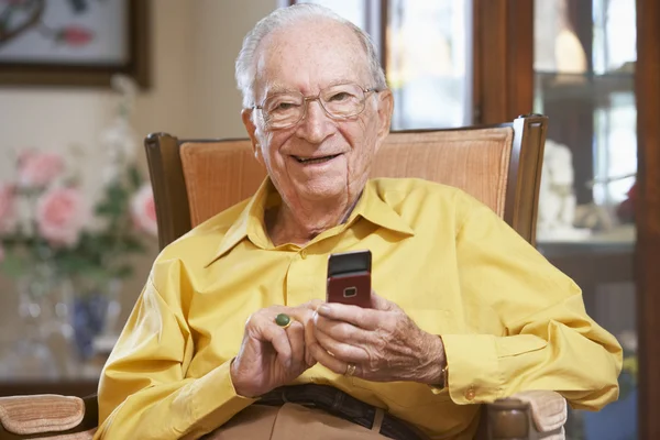 Senior mannen textmeddelanden — Stockfoto