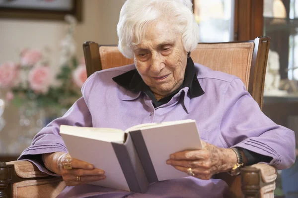 Starší žena čtení knihy — Stock fotografie