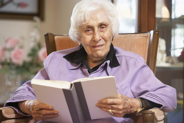 Ηλικιωμένη Γυναίκα Που Διαβάζει Βιβλίο — Φωτογραφία Αρχείου