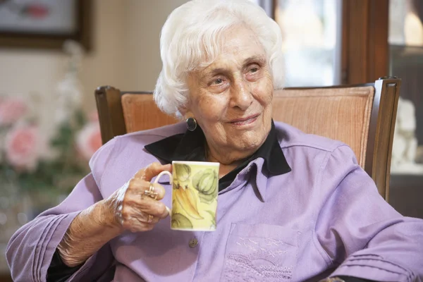 Seniorin Trinkt Heißgetränk — Stockfoto