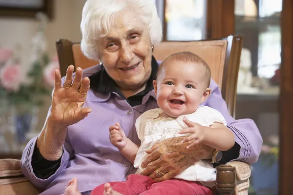 Mormor Håller Hennes Barnbarn Varvet — Stockfoto