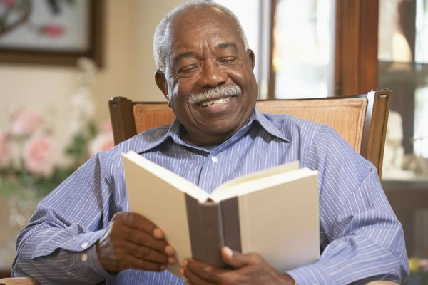 Senior man leesboek — Stockfoto