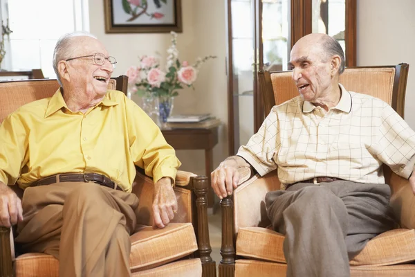 Hombres mayores relajándose en sillones — Foto de Stock