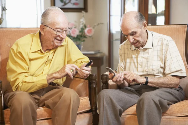 Senior mannen SMS-berichten — Stockfoto