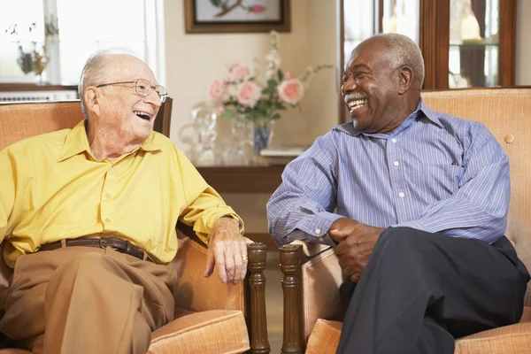 Homens idosos relaxando em poltronas — Fotografia de Stock