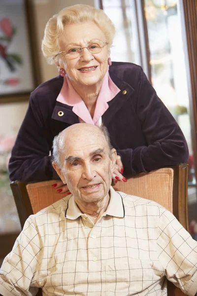 Seniorenpaar entspannt sich in Sesseln Seniorenpaar entspannt in Sesseln — Stockfoto