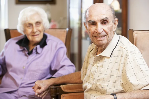 Старшая пара отдыхает в креслах — стоковое фото