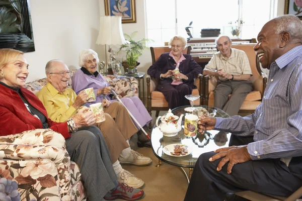 Adultos mayores tomando té matutino juntos — Foto de Stock